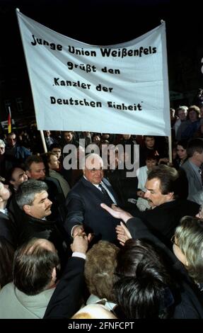 Bundeskanzler und CDU-Vorsitzender Helmut Kohl „badete in der Menge“ bei einer Kundgebung während des Landtagswahlkampfes in Sachsen-Anhalt. Auf einem Transparent steht: 'Junge Union Weißenfels begrüßt die Bundeskanzlerin der Deutschen Einheit'. [Automatisierte Übersetzung] Stockfoto