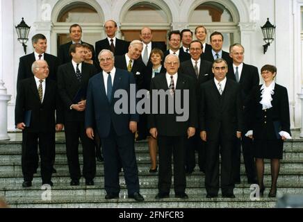 Der wiedergewählte Bundeskanzler Helmut Kohl erhielt zusammen mit den neuen Bundesministern ihre Ernennungsurkunden von Bundespräsident Richard von Weizsäcker hier vor der Villa Hammerschmidt. 1. Reihe von links. Helmut Kohl, Roman Herzog, Theodor Waigel, Claudia Nolte. 2. Reihe von links Norbert Blüm, Günter Rexrodt, Sabine Leutheusser-Schnarrenberger, Manfred Kanther, Angela Merkel, Matthias Wissmann, Jürgen Rüttgers, 3. Reihe von links. Horst Seehofer, Klaus Töpfer, Jochen Borchert, Wolfgang Bötsch, Klaus Kinkel. Carl-Dieter Spranger, Friedrich Bohl, Volker Rühe. [Automatisiert Stockfoto