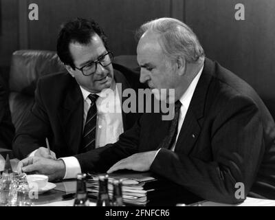 Bundeskanzler Helmut Kohl (rechts) im Gespräch mit Bundesaußenminister Klaus Kinkel (links). [Automatisierte Übersetzung] Stockfoto