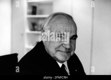 „der ehemalige deutsche Bundeskanzler Helmut Kohl (CDU) in seinem Berliner Büro, nachdem er der Öffentlichkeit die Existenz von „schwarzen Konten“ der CDU bestätigt hatte. [Automatisierte Übersetzung]' Stockfoto