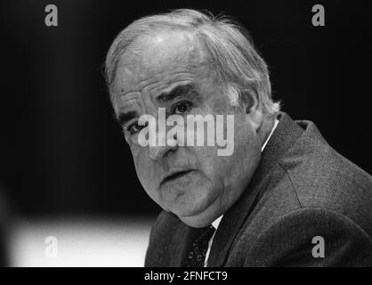 "Helmut Kohl während der Anhörung der Untersuchungskommission des Bundestages zum Thema "Aufkommen mit der Geschichte und den Folgen der SED-Diktatur in Deutschland". [Automatisierte Übersetzung]' Stockfoto