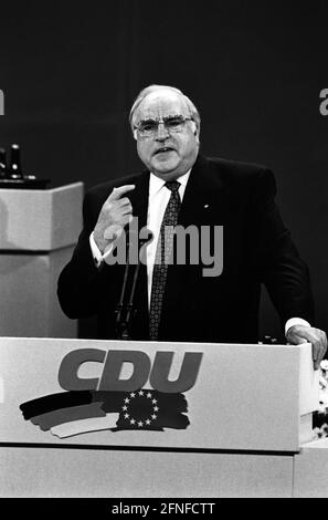 Bundeskanzler und CDU-Bundesvorsitzender Helmut Kohl auf dem Bundesparteitag der CDU im ICC in Berlin. [Automatisierte Übersetzung] Stockfoto