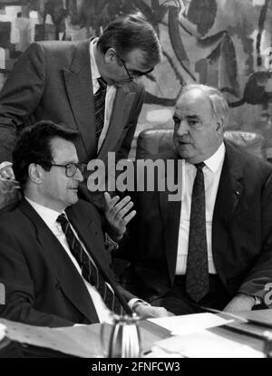 Bundeskanzler Helmut Kohl (rechts, CDU), Bundesfinanzminister Theo Waigel (Mitte, CSU) und Bundesaußenminister Klaus Kinkel (links, FDP). [Automatisierte Übersetzung] Stockfoto