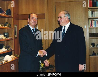 Bundeskanzler Helmut Kohl (rechts) und der französische Präsident Jacques Chirac schütteln bei einem Treffen in Bonn die Hände. [Automatisierte Übersetzung] Stockfoto