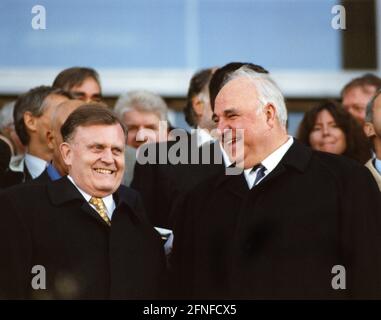 Eröffnung des neuen Reichstagsgebäudes, hier der ehemalige Bundeskanzler Helmut Kohl (rechts) und der baden-württembergische Ministerpräsident Erwin Teufel (links). [Automatisierte Übersetzung] Stockfoto