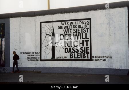 'Ein Kunstwerk an einer Mauer, das der East Side Gallery gehört: Elisa Budzinskis 'Wer will, dass die Welt so bleibt, wie sie ist, will nicht, dass sie bleibt', basierend auf einem Zitat von Erich Fried. [Automatisierte Übersetzung]' Stockfoto