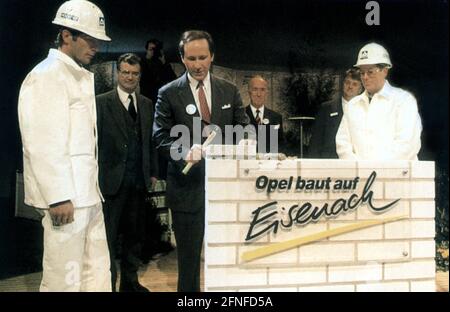 'Aufnahmedatum: 07.02.1991 - 07.02.1991 Grundsteinlegung für das neue Opel-Automobilwerk in Eisenach durch den Vorstandsvorsitzenden Louis R. Hughes (Mitte) auf dem Gelände des ehemaligen VEB Autombilwerks Eisenach, wo bis 1990 das Auto des Typs 'Wartburg' hergestellt wurde. Stockfoto