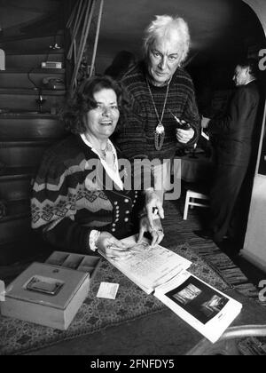 'Veit Relin am ''Torturmtheater' in Sommerhausen, das er ab 1976 leitete. Das Bild wurde anlässlich der Uraufführung des Stücks ''Amok'' von der Autorin Christina Calvo aufgenommen. Die Frau neben Veit Relin ist die Kassiererin des Theaters, ''Lörchen'' Kaufhold. [Automatisierte Übersetzung]' Stockfoto