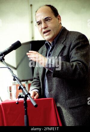 Gregor Gysi - * 16.01.1948 Rechtsanwalt und PDS-Mitglied des Bundestages. 1989 - 2003 Bundesvorsitzender der PDS. Vorsitzender der Fraktion der Linkspartei im Bundestag. Foto aufgenommen bei einer PDS-Veranstaltung am 03.05.1997 in Berlin-Pankow. [Automatisierte Übersetzung] Stockfoto