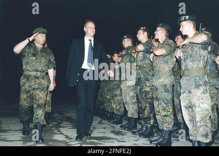 Dieses Foto zeigt, wie Bundesverteidigungsminister Rudolf Scharping im Feldlager Tetovo in Mazedonien mit militärischen Ehren begrüßt wurde. Grund für den Besuch war der Kosovo-Konflikt, der vom 28.2.1998. Bis 10.6. 1999 andauerte. Bei diesem bewaffneten Konflikt ging es um die Kontrolle des Kosovo, zu den einzelnen Parteien gehörten die Befreiungsarmee des Kosovo, die jugoslawische Armee, serbische Ordnungskräfte sowie NATO-Truppen unter der Führung der USA. Kosovo war früher eine Provinz Serbiens mit einer Mehrheit der albanischen Bevölkerung innerhalb Jugoslawiens. [Automatisierte Übersetzung] Stockfoto