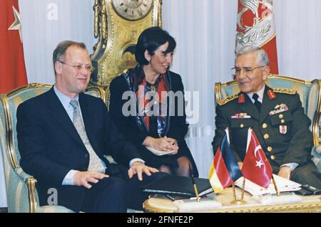 Dieses Foto zeigt Bundesverteidigungsminister Rudolf Scharping (links) und Generalstabschef Hüseyin Kivrikoglu in Ankara. [Automatisierte Übersetzung] Stockfoto