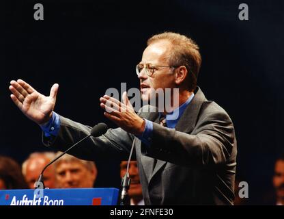 SPD-Fraktionschef Rudolf Scharping hält anlässlich der Bundestagswahl in Bonn eine Rede auf einer SPD-Wahlkundgebung. [Automatisierte Übersetzung] Stockfoto