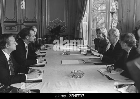 SPD-Vorsitzender Rudolf Scharping (Mitte links) bei seinem Eröffnungsbesuch beim französischen Premierminister Edourd Balladur (Mitte rechts). [Automatisierte Übersetzung] Stockfoto