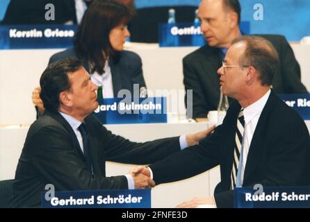 Dieses Foto zeigt den niedersächsischen Ministerpräsidenten Gerhard Schröder (links) und SPD-Parteivorsitzenden Rudolf Scharping auf der SPD-Sonderparteikonferenz in Bonn. [Automatisierte Übersetzung] Stockfoto