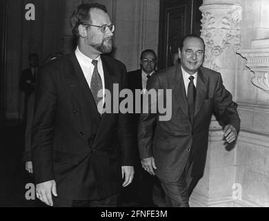 Dieses Foto zeigt SPD-Vorsitzender Rudolf Scharping (links) bei seinem ersten Besuch in Paris mit dem Pariser Bürgermeister Jacques Chirac (rechts). [Automatisierte Übersetzung] Stockfoto
