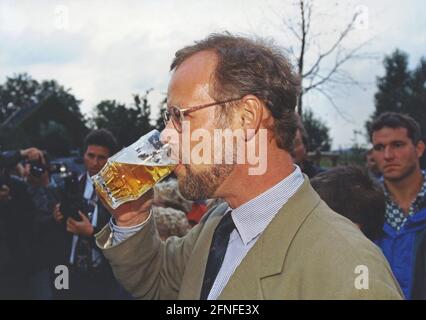 Rudolf Scharping, SPD-Vorsitzender und Kanzlerkandidat, auf Wahlkampftour. [Automatisierte Übersetzung] Stockfoto