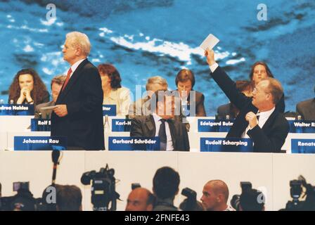 Dieses Foto zeigt von links nach rechts: Johannes Rau, Niedersächsischer Ministerpräsident Gerhard Schröder und SPD-Parteivorsitzender Rudolf Scharping auf der SPD-Sonderparteikonferenz in Bonn. [Automatisierte Übersetzung] Stockfoto
