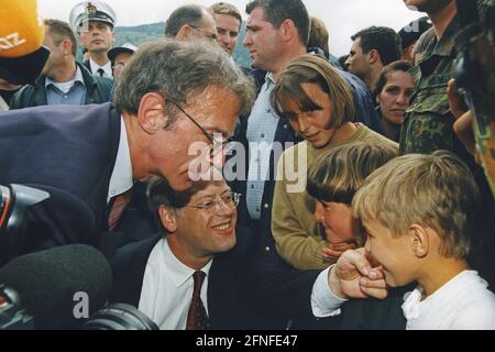 Dieses Foto zeigt Bundesverteidigungsminister Rudolf Scharping im Gespräch mit Flüchtlingen im Lager Cegrane für Vertriebene in Mazedonien. Viele, die aus dem Kosovo geflohen sind, sind hier angekommen. Der Grund für die Flucht war der Kosovo-Konflikt, der vom 28. Februar 1998 bis zum 10. Juni 1999 andauerte. In diesem bewaffneten Konflikt ging es um die Kontrolle über den Kosovo, unter den verschiedenen Parteien waren die Befreiungsarmee des Kosovo, die jugoslawische Armee, serbische Ordnungskräfte sowie NATO-Truppen unter der Führung der USA. Kosovo war früher eine Provinz Serbiens mit einer Mehrheit der albanischen Bevölkerung innerhalb Jugoslawiens. [Automatisierte Übersetzung] Stockfoto