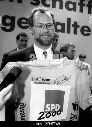 Dieses Foto zeigt Rudolf Scharoping nach seiner Wahl zum SPD-Parteivorsitzenden. Scharping soll die SPD ins Jahr 2000 führen. [Automatisierte Übersetzung] Stockfoto