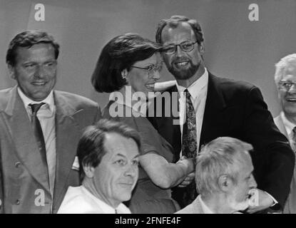 Dieses Foto wurde auf der SPD-Sonderparteikonferenz in Essen nach der Wahl von Rudolf Scharping zum neuen SPD-Vorsitzenden aufgenommen. Von links: Wahlverlierer Gerhard Schröder, Ministerpräsident von Niedersachsen, Wahlverliererin Heidemarie Wieszorek-Zeul gratuliert Scharping und im Vordergrund Franz Müntefering. [Automatisierte Übersetzung] Stockfoto