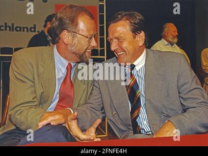 'Dieses Foto zeigt den SPD-Vorsitzenden Rudolf Scharping (links) und den niedersächsischen Ministerpräsidenten Gerhard Schröder bei der Veranstaltung 'auf der Straße in Deutschland' auf Norderney. [Automatisierte Übersetzung]' Stockfoto