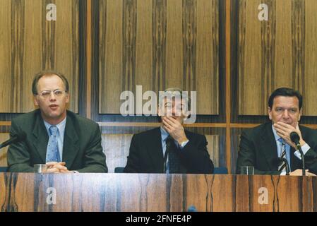 Dieses Foto zeigt von links nach rechts. Bundesverteidigungsminister Rudolf Scharping, Bundesaußenminister und Vizekanzler Joschka Fischer und Bundeskanzler Gerhard Schröder. [Automatisierte Übersetzung] Stockfoto
