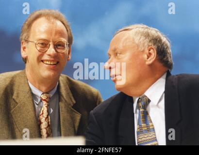 Rudolf Scharping (links) und SPD-Vorsitzender Oskar Lafontaine zu Beginn des Wahlkampfes. [Automatisierte Übersetzung] Stockfoto