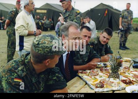 Dieses Foto zeigt Bundesverteidigungsminister Rudolf Scharping bei einem Besuch im Lager Quatrum für Vertriebene. Die deutschen Streitkräfte sind am Bau dieses Lagers beteiligt. Der Grund für die Flucht war der Kosovo-Konflikt, der vom 28.2.1998. Bis 10.6. 1999 andauerte. Bei diesem bewaffneten Konflikt ging es um die Kontrolle des Kosovo. Zu den einzelnen Parteien gehörten die Kosovo-Befreiungsarmee, die jugoslawische Armee, serbische Ordnungskräfte sowie NATO-Truppen unter der Führung der USA. Kosovo war früher eine Provinz Serbiens mit einer Mehrheit der albanischen Bevölkerung innerhalb Jugoslawiens. Stockfoto