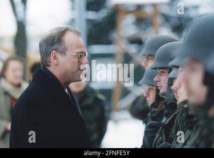 Das Foto zeigt Bundesverteidigungsminister Rudolf Scharping (links) bei seinem Besuch bei den in Sarajevo stationierten deutschen Soldaten. [Automatisierte Übersetzung] Stockfoto