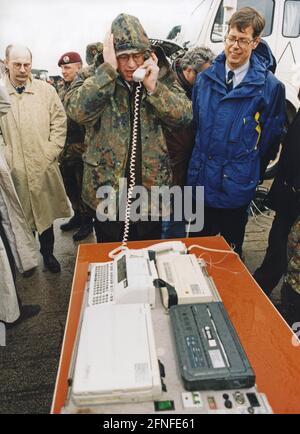 Dieses Foto zeigt Bundesverteidigungsminister Rudolf Scharping bei einem Besuch der deutschen Bundeswehr-Truppen in Sibenik, Kroatien, dem Standort des Bundeswehr-Transportbataillons. [Automatisierte Übersetzung] Stockfoto