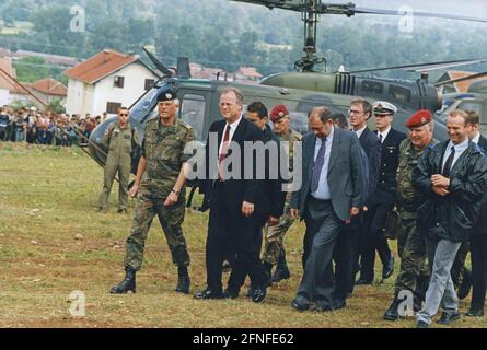 Dieses Foto zeigt Bundesverteidigungsminister Rudolf Scharping bei der Ankunft im Lager Cegrane für Vertriebene in Mazedonien. Viele, die aus dem Kosovo geflohen waren, kamen hier an. Der Grund für die Flucht war der Kosovo-Konflikt, der vom 28.2.1998. Bis 10.6. 1999 andauerte. In diesem bewaffneten Konflikt ging es um die Kontrolle über den Kosovo, unter den verschiedenen Parteien waren die Befreiungsarmee des Kosovo, die jugoslawische Armee, serbische Ordnungskräfte sowie NATO-Truppen unter der Führung der USA. Kosovo war früher eine Provinz Serbiens mit einer Mehrheit der albanischen Bevölkerung innerhalb Jugoslawiens. [Automatisierte Übersetzung] Stockfoto