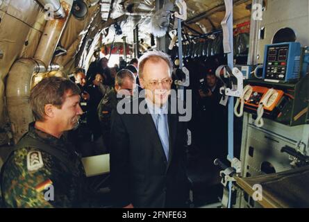 Dieses Foto zeigt Bundesverteidigungsminister Rudolf Scharping bei der Vorführung eines für medizinische Zwecke ausgerüsteten Bundeswehr-Transall-Flugzeugs. Ähnliche Transalls waren in Osttimor im Einsatz. [Automatisierte Übersetzung] Stockfoto