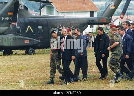 Dieses Foto zeigt Bundesverteidigungsminister Rudolf Scharping bei der Ankunft im Lager Cegrane für Vertriebene in Mazedonien. Viele, die aus dem Kosovo geflohen waren, kamen hier an. Der Grund für die Flucht war der Kosovo-Konflikt, der vom 28.2.1998. Bis 10.6. 1999 andauerte. In diesem bewaffneten Konflikt ging es um die Kontrolle über den Kosovo, unter den verschiedenen Parteien waren die Befreiungsarmee des Kosovo, die jugoslawische Armee, serbische Ordnungskräfte sowie NATO-Truppen unter der Führung der USA. Kosovo war früher eine Provinz Serbiens mit einer Mehrheit der albanischen Bevölkerung innerhalb Jugoslawiens. [Automatisierte Übersetzung] Stockfoto