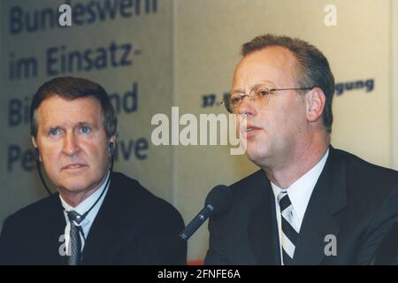 Dieses Foto zeigt Bundesverteidigungsminister Rudolf Scharping (rechts) zusammen mit US-Verteidigungsminister William Cohen auf der Pressekonferenz zur 37. Kommandeurkonferenz der Bundeswehr in Hamburg. [Automatisierte Übersetzung] Stockfoto