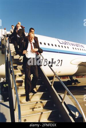 Dieses Foto zeigt Bundesverteidigungsminister Rudolf Scharping, der das Flugzeug der Luftwaffe verlässt. [Automatisierte Übersetzung] Stockfoto