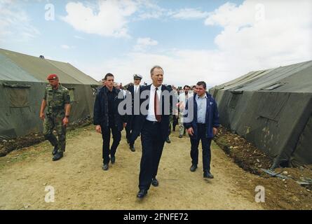 Dieses Foto zeigt Bundesverteidigungsminister Rudolf Scharping bei einem Besuch im Lager Quatrum für Vertriebene. Die deutschen Streitkräfte sind am Bau dieses Lagers beteiligt. Der Grund für die Flucht war der Kosovo-Konflikt, der vom 28.2.1998. Bis 10.6. 1999 andauerte. Bei diesem bewaffneten Konflikt ging es um die Kontrolle des Kosovo. Zu den einzelnen Parteien gehörten die Kosovo-Befreiungsarmee, die jugoslawische Armee, serbische Ordnungskräfte sowie NATO-Truppen unter der Führung der USA. Kosovo war früher eine Provinz Serbiens mit einer Mehrheit der albanischen Bevölkerung innerhalb Jugoslawiens. Stockfoto