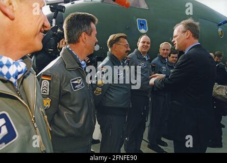 Dieses Foto zeigt Bundesverteidigungsminister Rudolf Scharping bei der Vorführung eines für medizinische Zwecke ausgerüsteten Bundeswehr-Transall-Flugzeugs. Ähnliche Transalls waren in Osttimor im Einsatz. [Automatisierte Übersetzung] Stockfoto