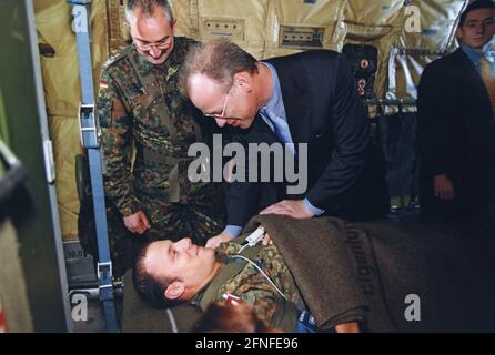 Dieses Foto zeigt Bundesverteidigungsminister Rudolf Scharping bei der Vorführung eines für medizinische Zwecke ausgerüsteten Bundeswehr-Transall-Flugzeugs. Ähnliche Transalls waren in Osttimor im Einsatz. [Automatisierte Übersetzung] Stockfoto