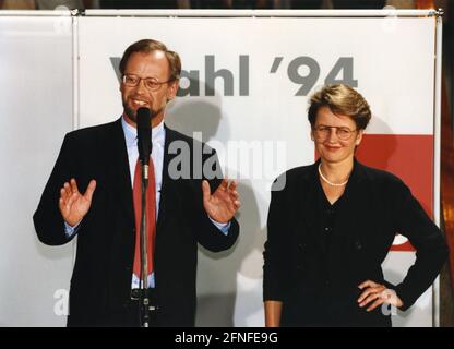 Rudolf Scharping, SPD-Kanzlerkandidat und SPD-Vorsitzender, und seine Frau Jutta bei einer SPD-Wahl. [Automatisierte Übersetzung] Stockfoto