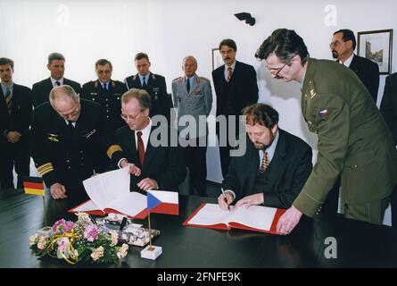 Dieses Foto zeigt Bundesverteidigungsminister Rudolf Scharping (links) und den tschechischen Verteidigungsminister Vladimir Vechy bei der Unterzeichnung eines Abkommens. [Automatisierte Übersetzung] Stockfoto