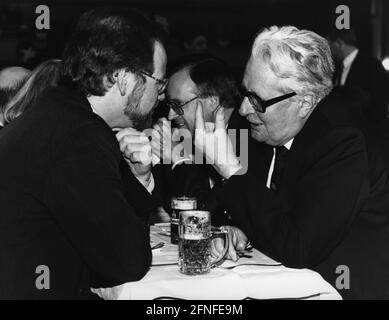 Rudolf Scharping (links), Spitzenkandidat der SPD in Rheinland-Pfalz, im Gespräch mit SPD-Parteivorsitzendem Hans-Jochen Vogel.in Hintergrund ist Hans Eichel, designierter hessischer Ministerpräsident. [Automatisierte Übersetzung] Stockfoto