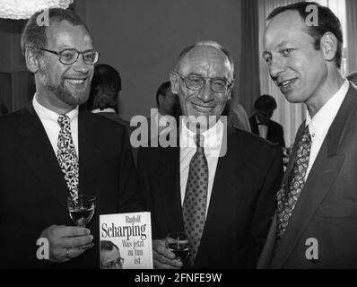 'Dieses Foto zeigt Rudolf Scharping (links), SPD-Vorsitzender und Kanzlerkandidat, zusammen mit Edzard Reuter, Vorstandsvorsitzender der Daimler Benz AG, und Ernst Rewinhard Piper, Verleger, bei der Buchpräsentation von Scharpings Buch ''was jetzt zu tun ist. Programmskizze einer vernünftigen Politik für die zweite Hälfte der 1990er Jahre“. [Automatisierte Übersetzung]' Stockfoto
