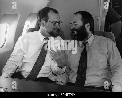 Dieses Foto zeigt den SPD-Vorsitzenden Rudolf Scharping (links) im Gespräch mit dem DDR-SPD-Bundestagsabgeordneten Markus Meckel in einem Flugzeug. [Automatisierte Übersetzung] Stockfoto