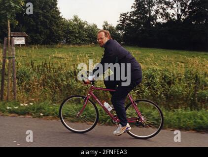 Dieses Foto zeigt den SPD-Parteichef und Kanzlerkandidat Rudolf Scharping auf seiner Fahrradtour von Papenburg nach leer. [Automatisierte Übersetzung] Stockfoto