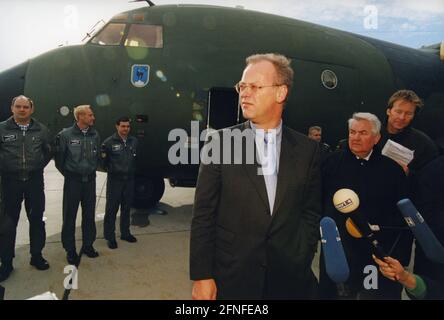 Dieses Foto zeigt Bundesverteidigungsminister Rudolf Scharping bei der Vorführung eines für medizinische Zwecke ausgerüsteten Bundeswehr-Transall-Flugzeugs. Ähnliche Transalls waren in Osttimor im Einsatz. [Automatisierte Übersetzung] Stockfoto