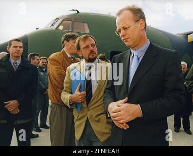 Dieses Foto zeigt Bundesverteidigungsminister Rudolf Scharping bei der Vorführung eines für medizinische Zwecke ausgerüsteten Bundeswehr-Transall-Flugzeugs. Ähnliche Transalls waren in Osttimor im Einsatz. [Automatisierte Übersetzung] Stockfoto