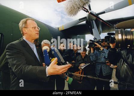 Dieses Foto zeigt Bundesverteidigungsminister Rudolf Scharping bei der Vorführung eines für medizinische Zwecke ausgerüsteten Bundeswehr-Transall-Flugzeugs. Ähnliche Transalls waren in Osttimor im Einsatz. [Automatisierte Übersetzung] Stockfoto