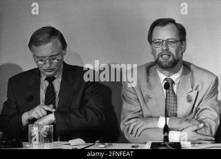 Dieses Foto zeigt den SPD-Bundespräsidenten Rudolf Scharping (rechts) und den SPD-Bundeschef Günter Verheugen (links). [Automatisierte Übersetzung] Stockfoto