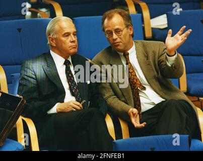 Dieses Foto zeigt Rudolf Scharping, SPD-Fraktionschef, (rechts) im Gespräch mit Bundesinnenminister Manfred Kanther (links). [Automatisierte Übersetzung] Stockfoto