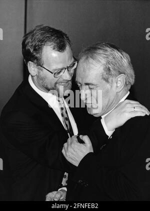 Dieses Foto zeigt den SPD-Vorsitzenden Rudolf Scharping (links) mit dem SPD-Vorsitzenden in NRW Johannes Rau. Trotz sinkender Popularität will Scharping Parteivorsitzender bleiben und 1998 Kanzlerkandidat werden. [Automatisierte Übersetzung] Stockfoto